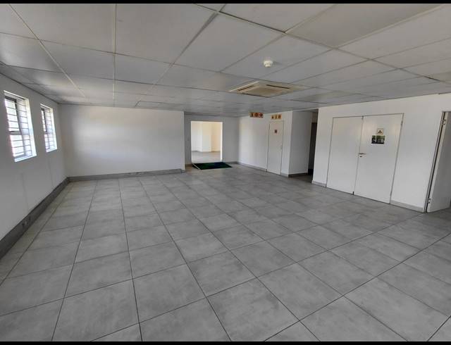 1,011M² OFFICE TO LET IN HALFWAY GARDENS